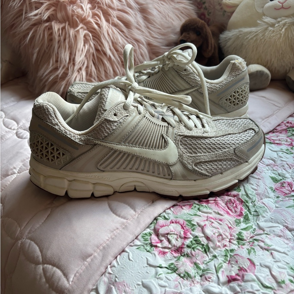 Nike Zoom Vomero 5
Light Orewood Brown